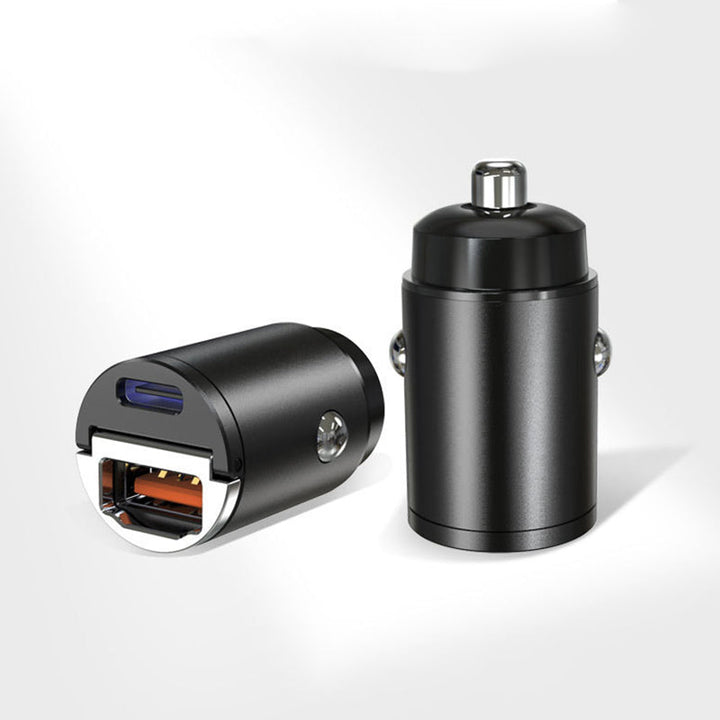 "Svart billaddare 30W i zinklegering, kompakt design med dubbel USB-port, idealisk för snabb laddning i bilen."