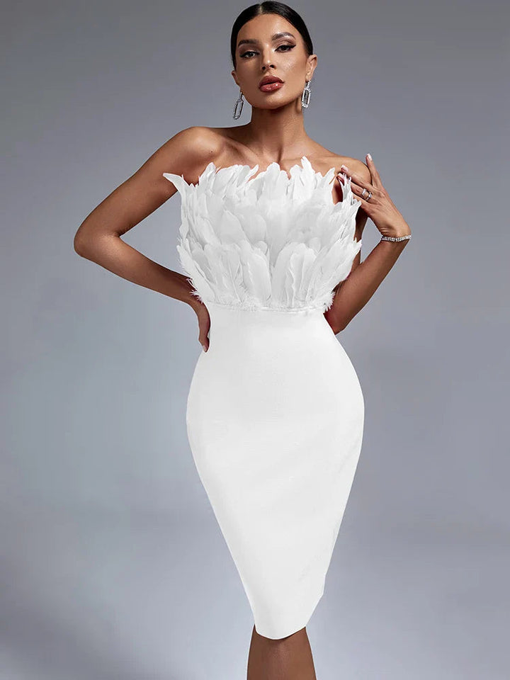 Elegant axelbandslös svart midiklänning med fjädrar. Kvinnors bodycon klänning för festliga tillfällen.