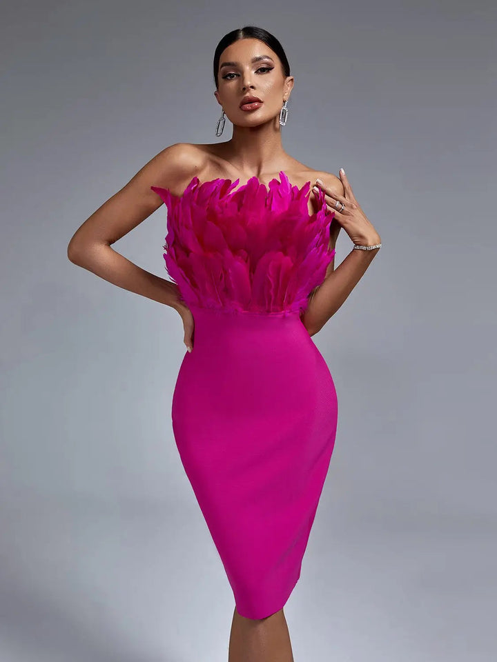 Kvinnors festklänning: rosa bodycon midiklänning, axelbandslös med lyxiga fjädrar på kjolen.