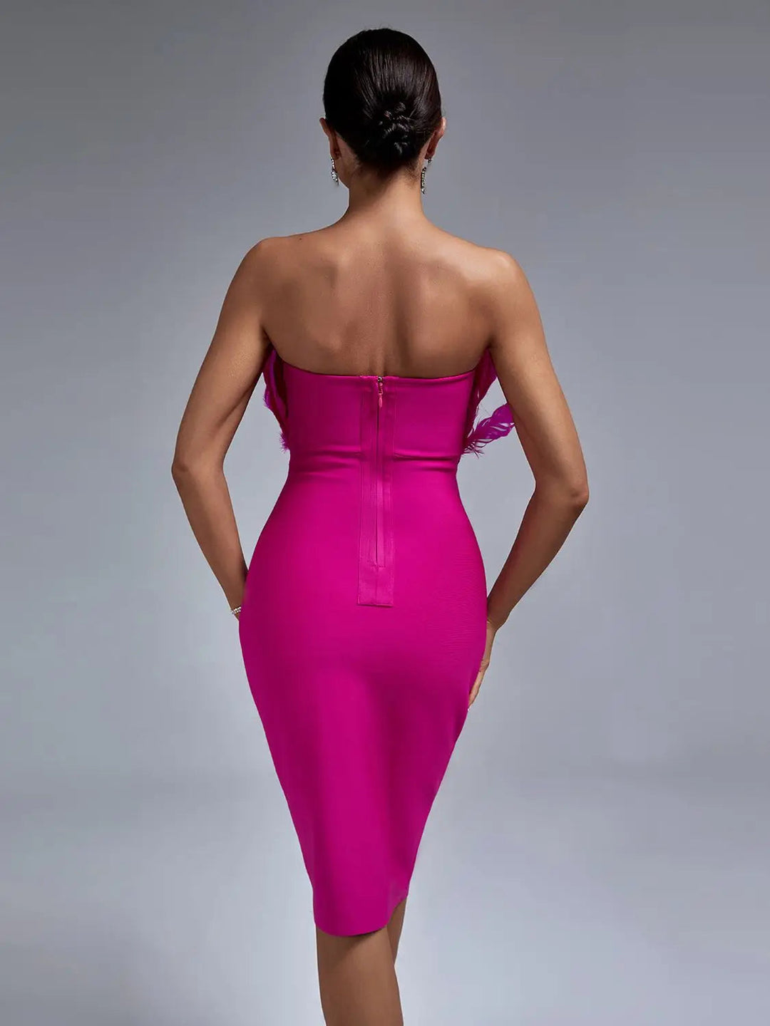 Vit elegant fjäderklänning, bodycon midiklänning för kvinnor. Perfekt som aftonklänning.