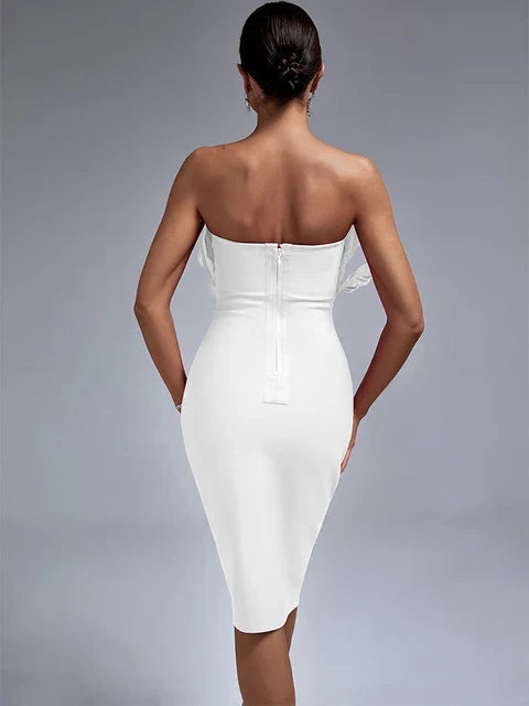 Kvinnors axelbandslösa rosa bodycon klänning, midilängd med fjäderdetaljer, elegant och festlig.