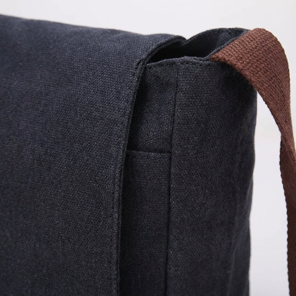 Klassisk unisex canvas axelväska i svart. Robust och stilren EverTote för organiserad förvaring.