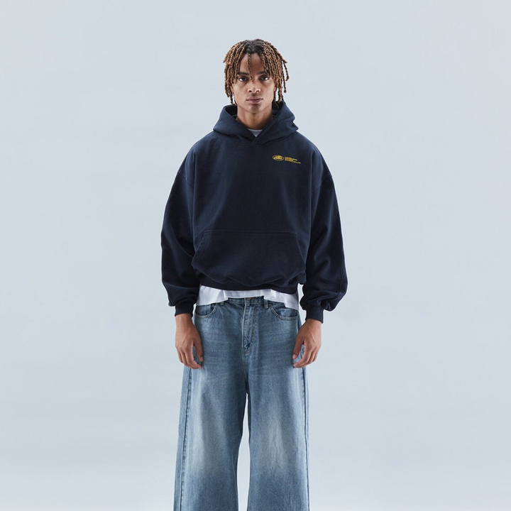 Trendig dam hoodie med grafiskt tryck, en varm och bekväm vintertröja i modern stil.