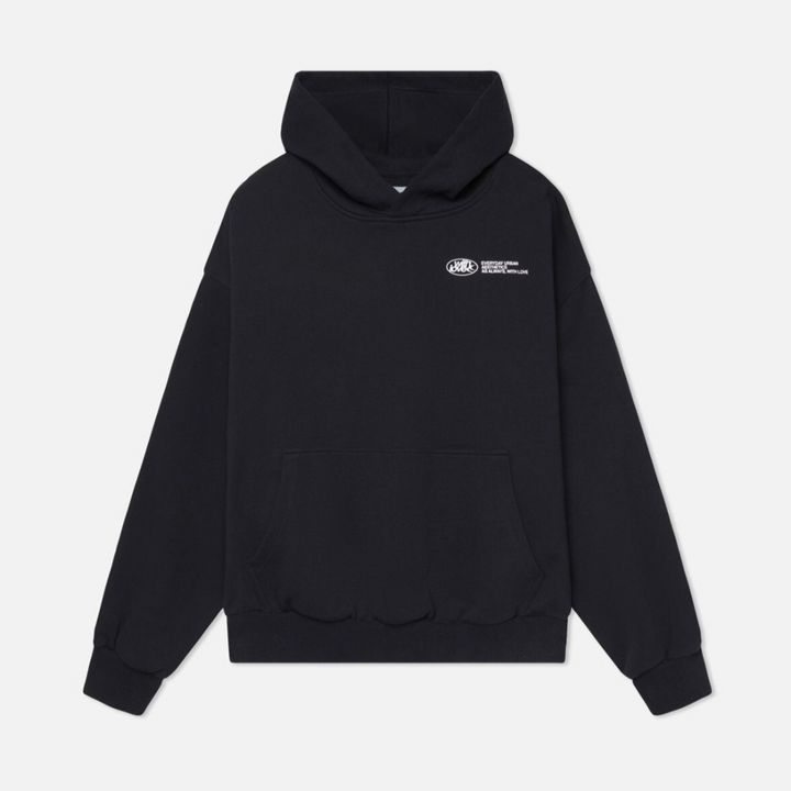 Stilren dam hoodie med tryck, perfekt för att hålla värmen och se bra ut under fritidsaktiviteter.