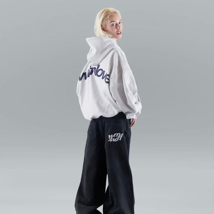Bekväm dam hoodie med texttryck, en mjuk vintertröja för kvinnor som söker avslappnad stil.