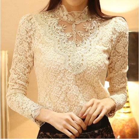 Bakifrån: Elegant beige damblus med diskreta spets- och meshpaneler, festklar.