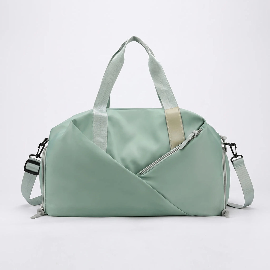 Detaljbild av vattentät dam sportväska i slitstarkt material. Multifunktionell gymväska, perfekt för regniga dagar & resor.