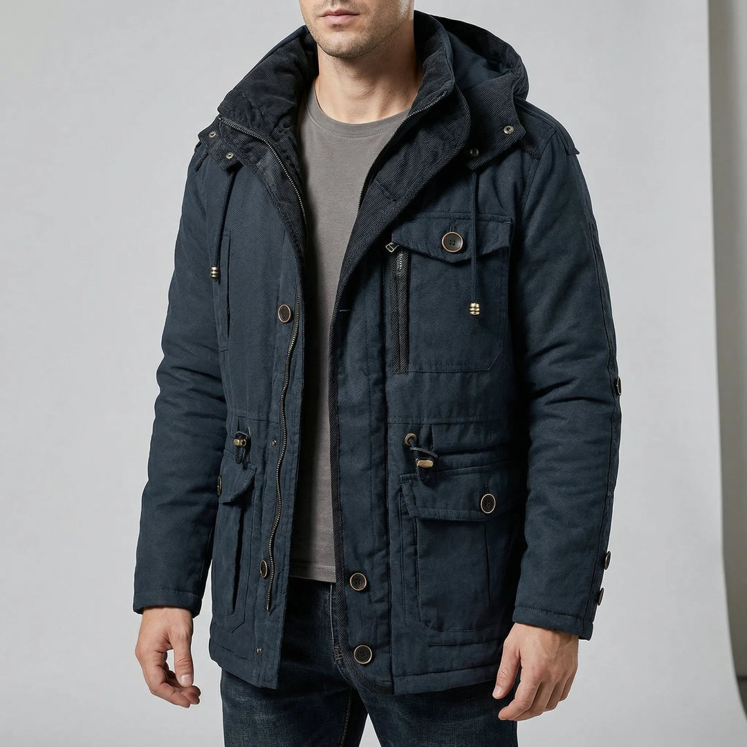 Beige herrparka "Dylan" med praktisk huva och värmande muddar. Perfekt ytterplagg för vintern.