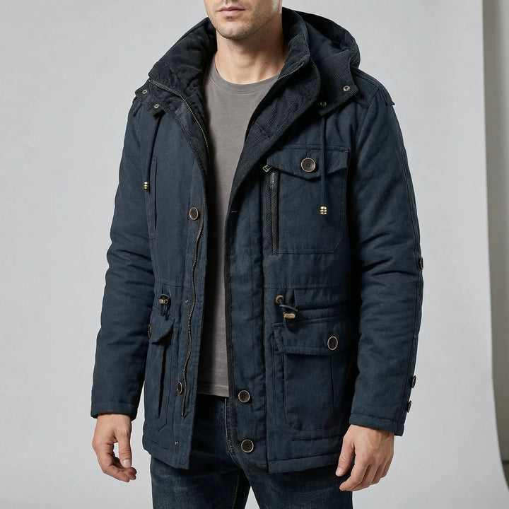 Beige herrparka "Dylan" med praktisk huva och värmande muddar. Perfekt ytterplagg för vintern.