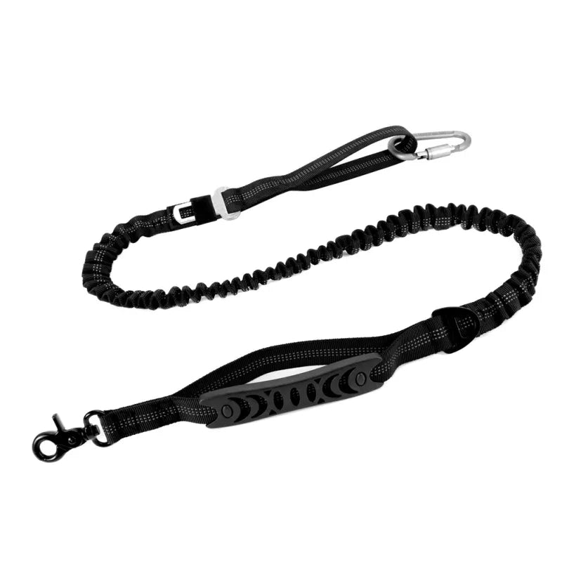 Hundkoppel i svart färg, elastiskt och dämpande, garanterar en skön promenadupplevelse för husdjuret.