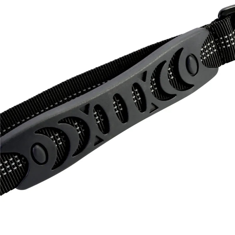 Ergonomiskt utformat elastiskt hundkoppel som absorberar ryck, perfekt för aktiva hundar och ägare.