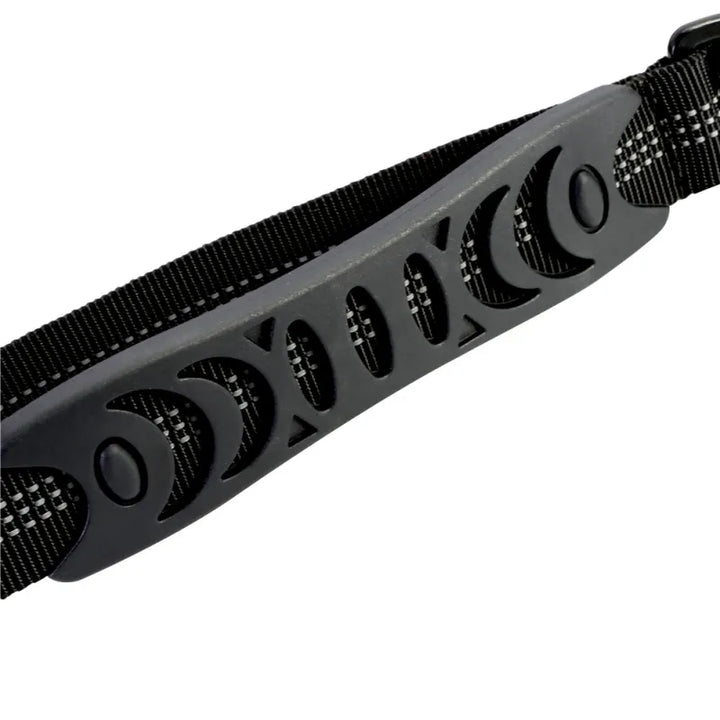 Ergonomiskt utformat elastiskt hundkoppel som absorberar ryck, perfekt för aktiva hundar och ägare.