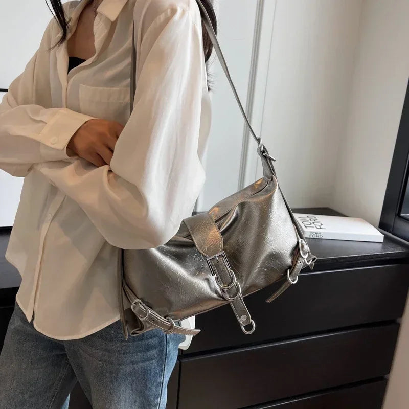 Röd handväska Dam Chic. Elegant och stilren axelväska för mode för alla tillfällen.