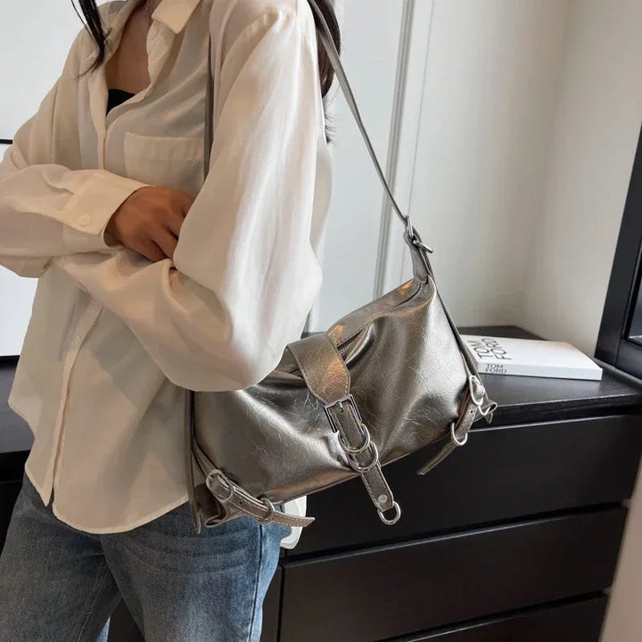 Röd handväska Dam Chic. Elegant och stilren axelväska för mode för alla tillfällen.