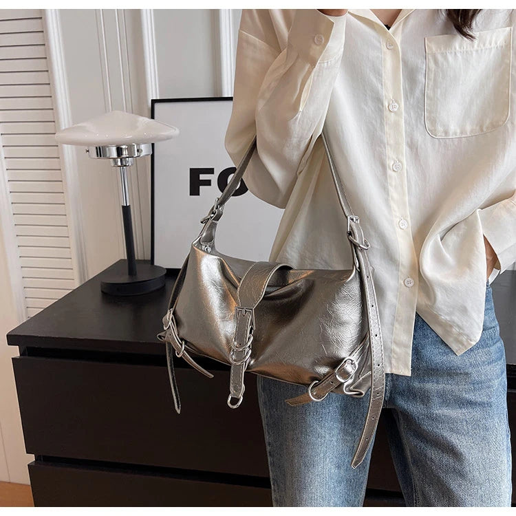 Vit Dam Chic axelväska. En tidlös och elegant accessoar som passar både vardag & fest.