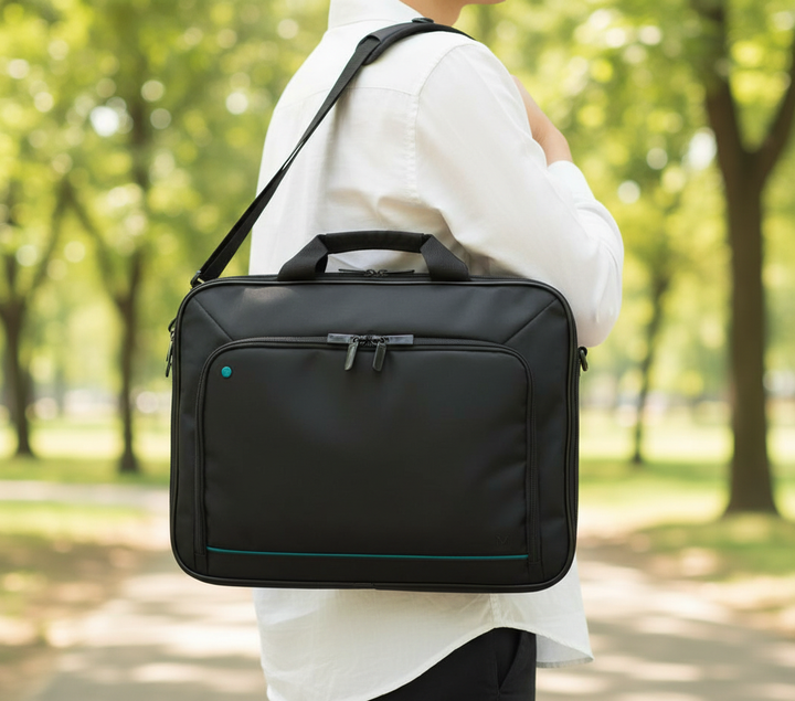 Svart elegant dam laptopväska för bärbar dator, skyddande och stilren för arbete och skola.