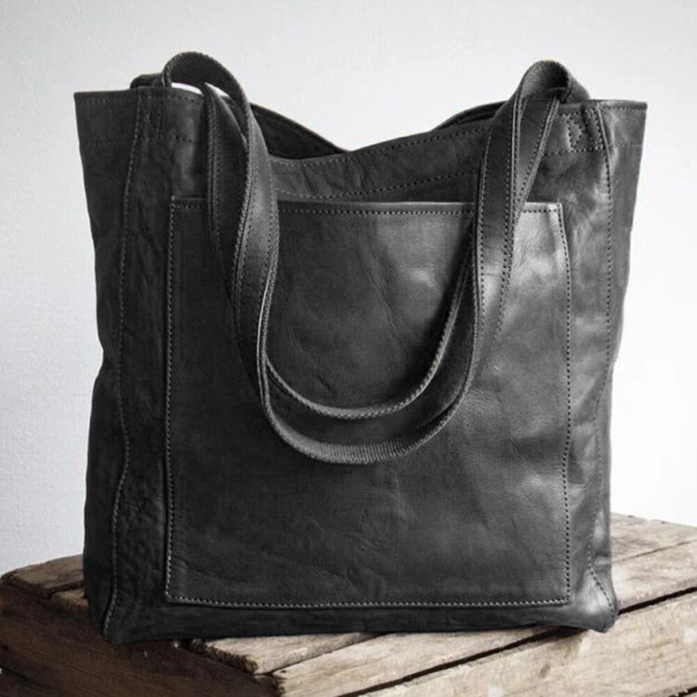 Ljusbrun stilfull damväska Elisa, en chic accessoar och praktisk handväska med axelrem för vardagen.