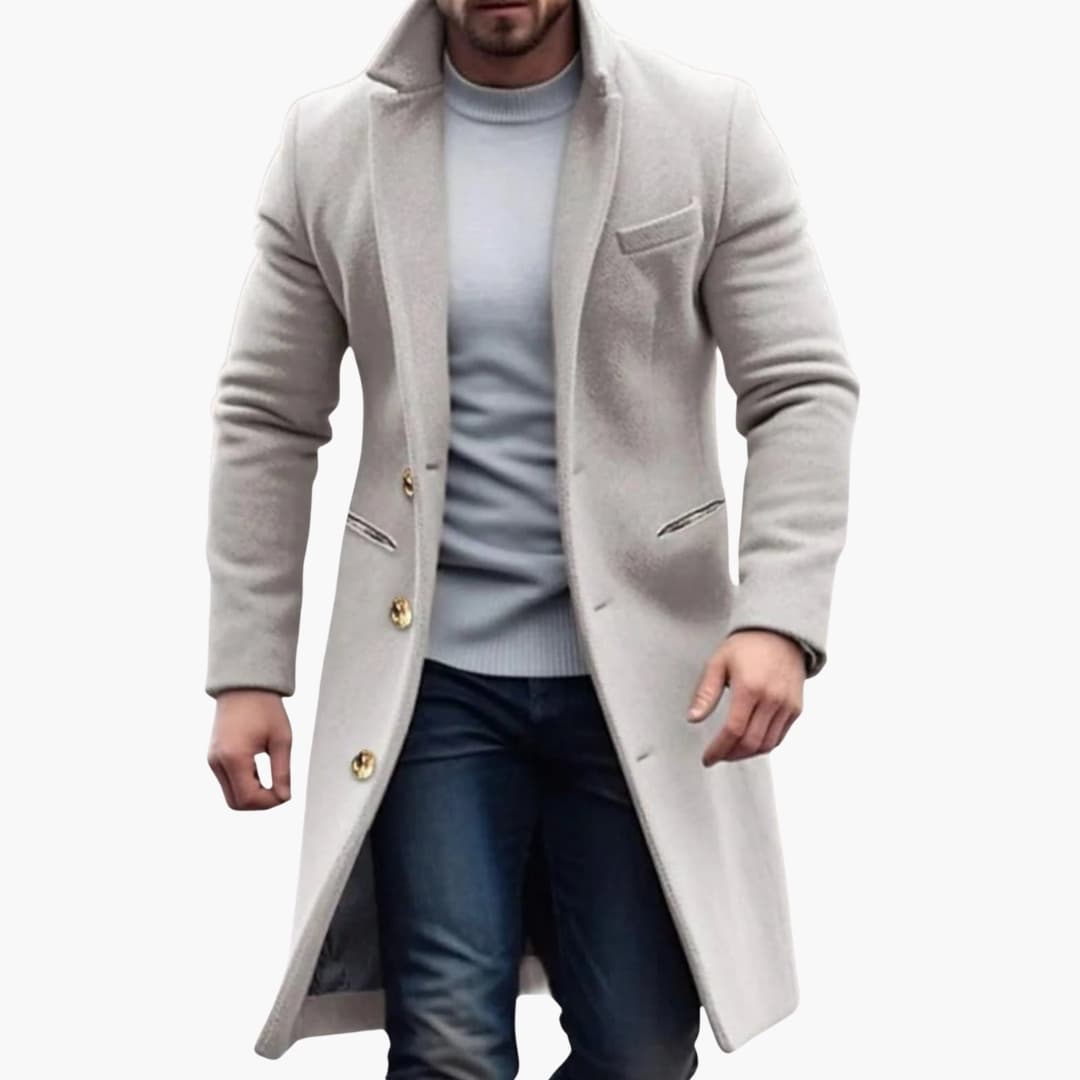 Khakifärgad herr långkappa med klassisk knappslå. Ett elegant och modernt ytterplagg för hösten.