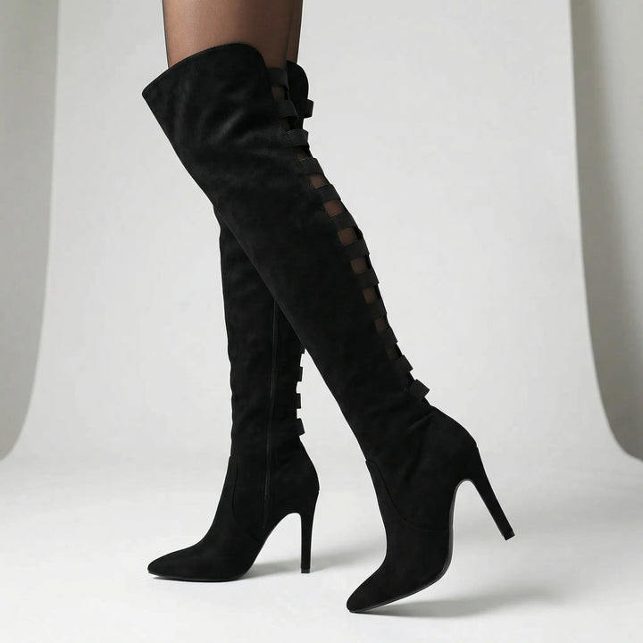 Bruna högklackade overknee-stövlar för kvinnor. Långa, eleganta damstövlar med stiletto klack för mode.