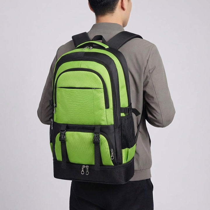 Mångsidig reseryggsäck för äventyr, vandring och camping. Expanderbar design med smarta fack för packning.