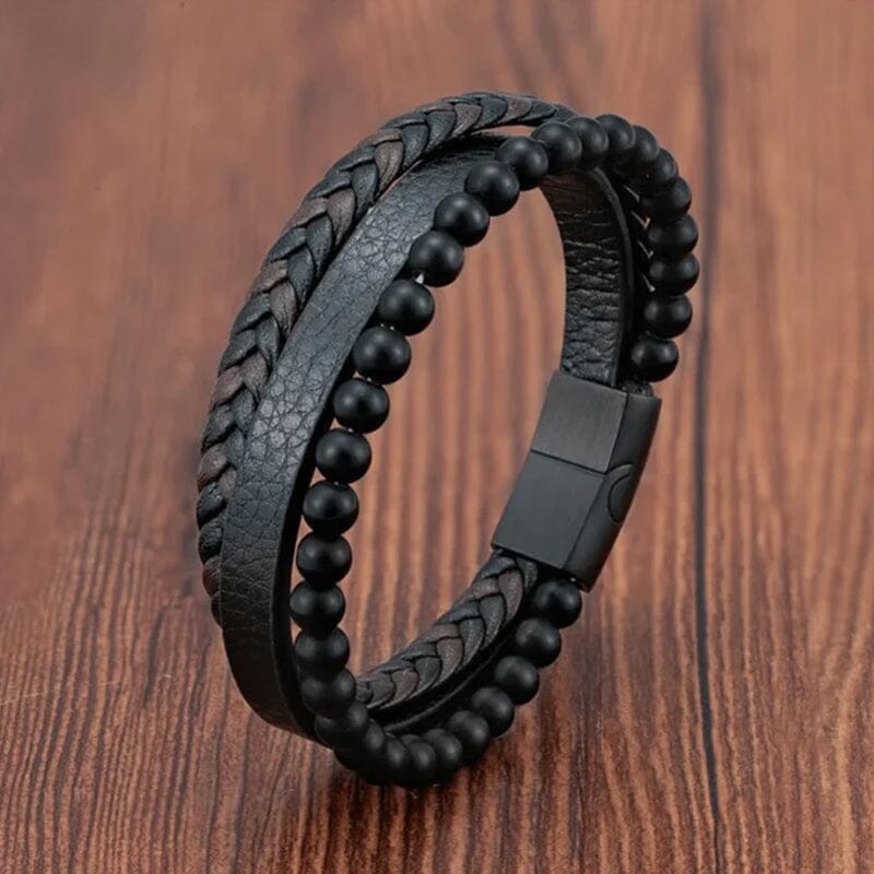 "Svart flätat läderarmband med hematitpärlor, stresslindrande och elegant accessoar för moderna män."