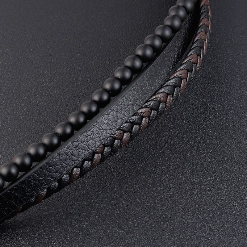 "Svart flätat läderarmband med hematitpärlor, stresslindrande och elegant accessoar för moderna män."