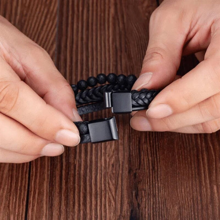 "Svart flätat läderarmband med hematitpärlor, stresslindrande och elegant accessoar för moderna män."