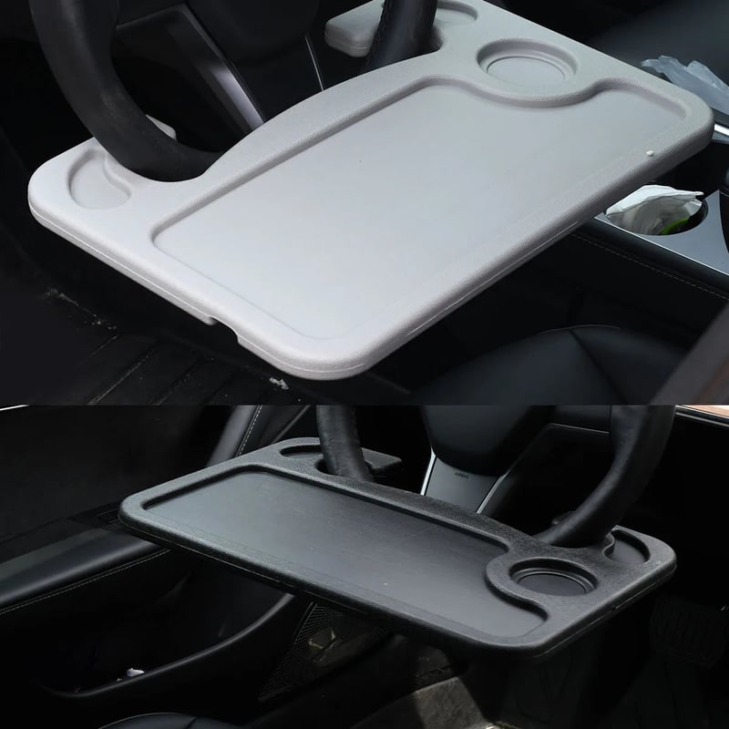 Person använder FlexiWheel laptopbord i bil för arbete; universell lösning för produktivitet på vägen.