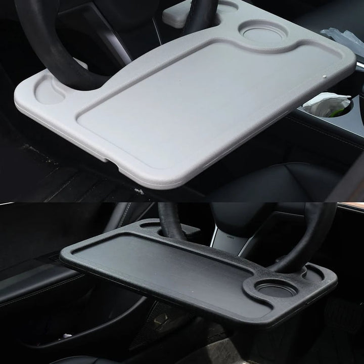 Person använder FlexiWheel laptopbord i bil för arbete; universell lösning för produktivitet på vägen.