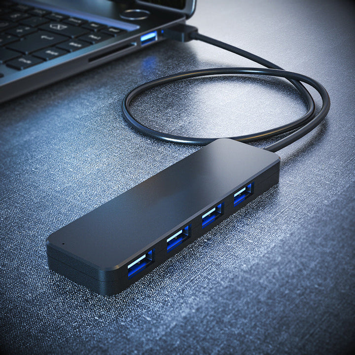 "Svart fyra-portars USB-dockningsstation med kompakt design, snabb USB 3.0-överföring, passar datorer och speltillbehör."