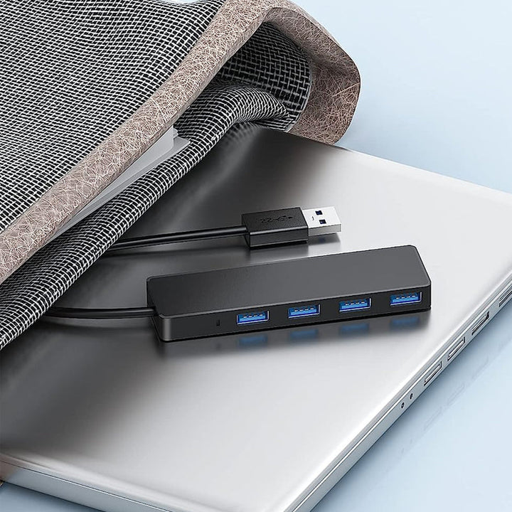 "Svart fyra-portars USB-dockningsstation med kompakt design, snabb USB 3.0-överföring, passar datorer och speltillbehör."