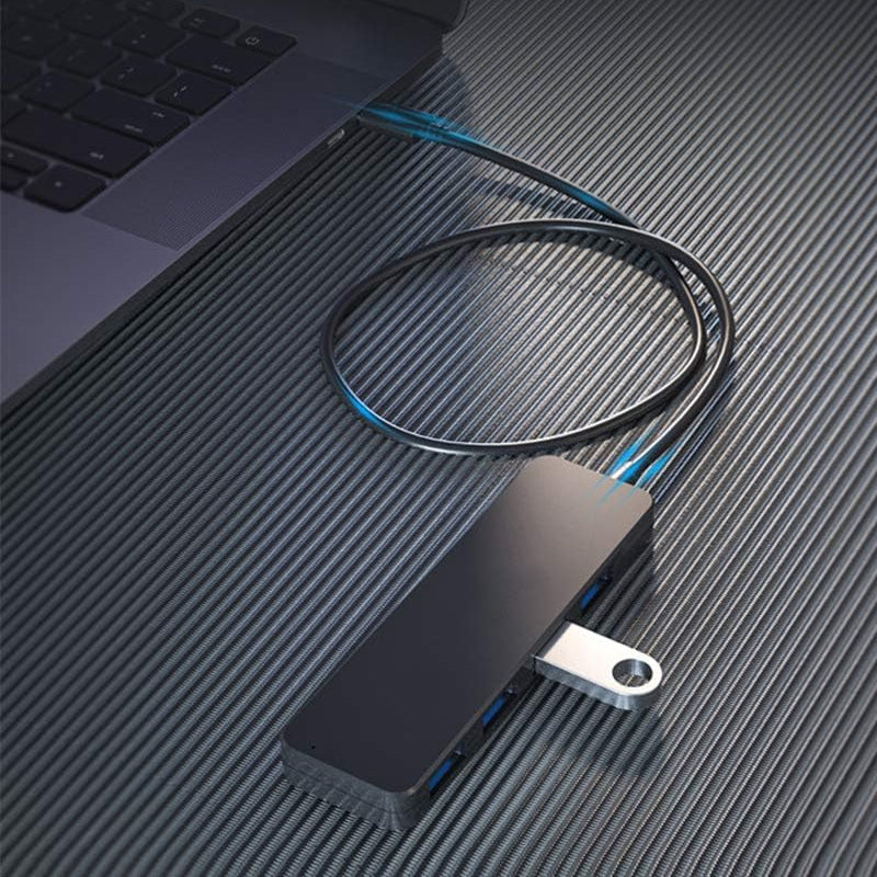 "Svart fyra-portars USB-dockningsstation med kompakt design, snabb USB 3.0-överföring, passar datorer och speltillbehör."
