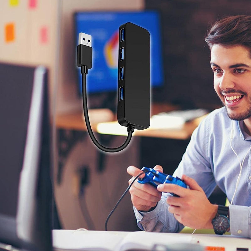 "Svart fyra-portars USB-dockningsstation med kompakt design, snabb USB 3.0-överföring, passar datorer och speltillbehör."