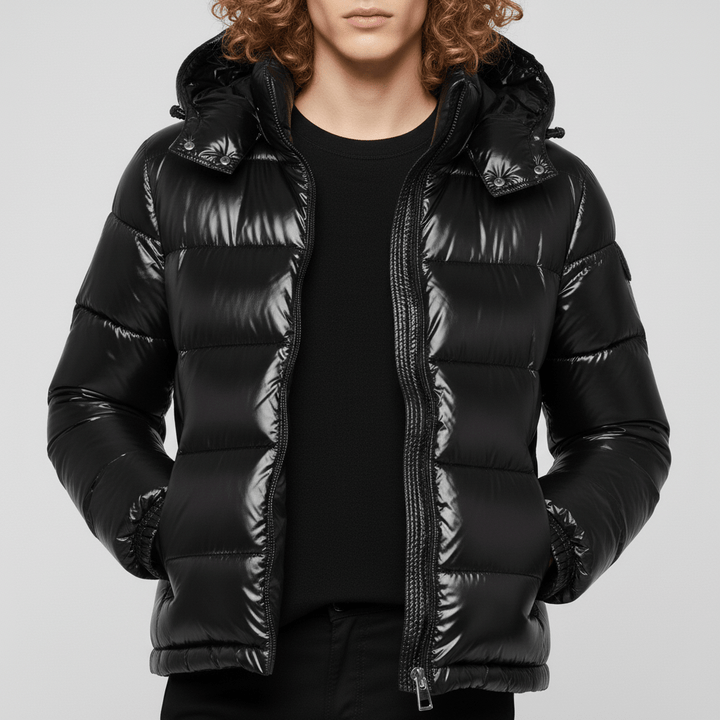 Svart glansig pufferjacka för herrar. Varm, quiltad vinterjacka med huva för urban stil.