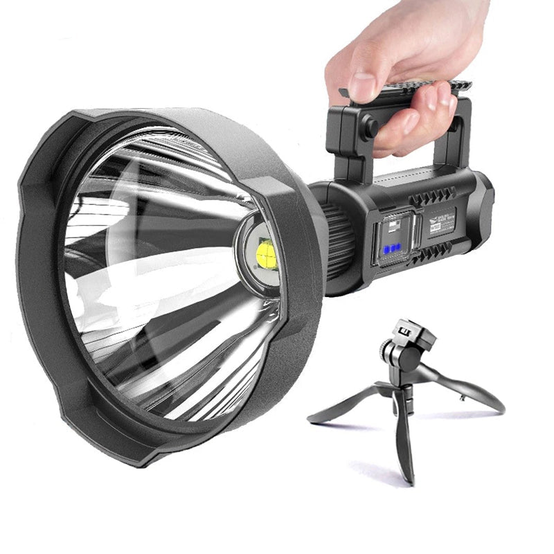 "Svart handhållen LED-ficklampa för utomhusbruk, 90000 lumens, IPX5, på träbänk, perfekt för nattvandring och camping."