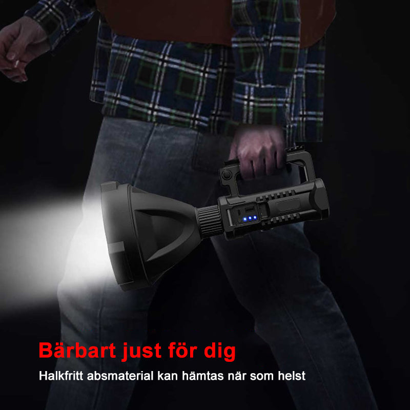 "Svart handhållen LED-ficklampa för utomhusbruk, 90000 lumens, IPX5, på träbänk, perfekt för nattvandring och camping."