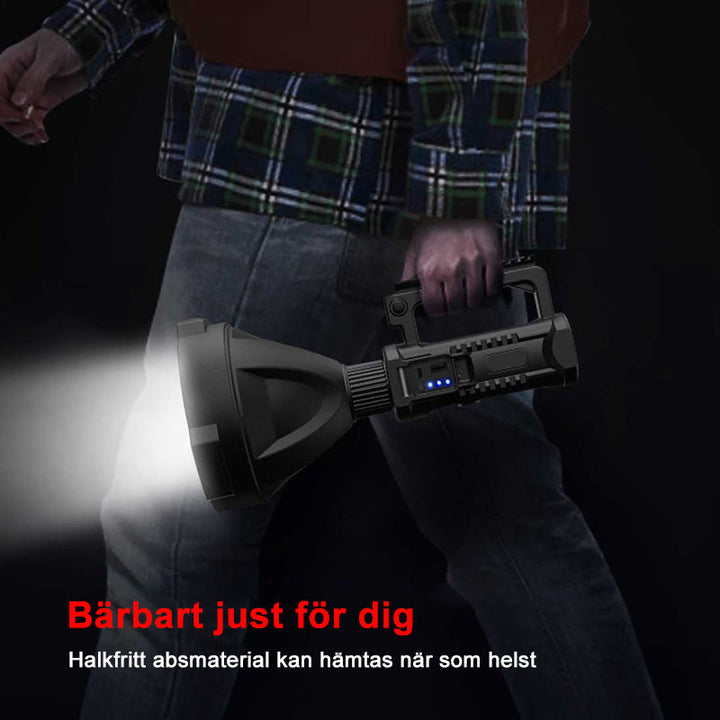 "Svart handhållen LED-ficklampa för utomhusbruk, 90000 lumens, IPX5, på träbänk, perfekt för nattvandring och camping."