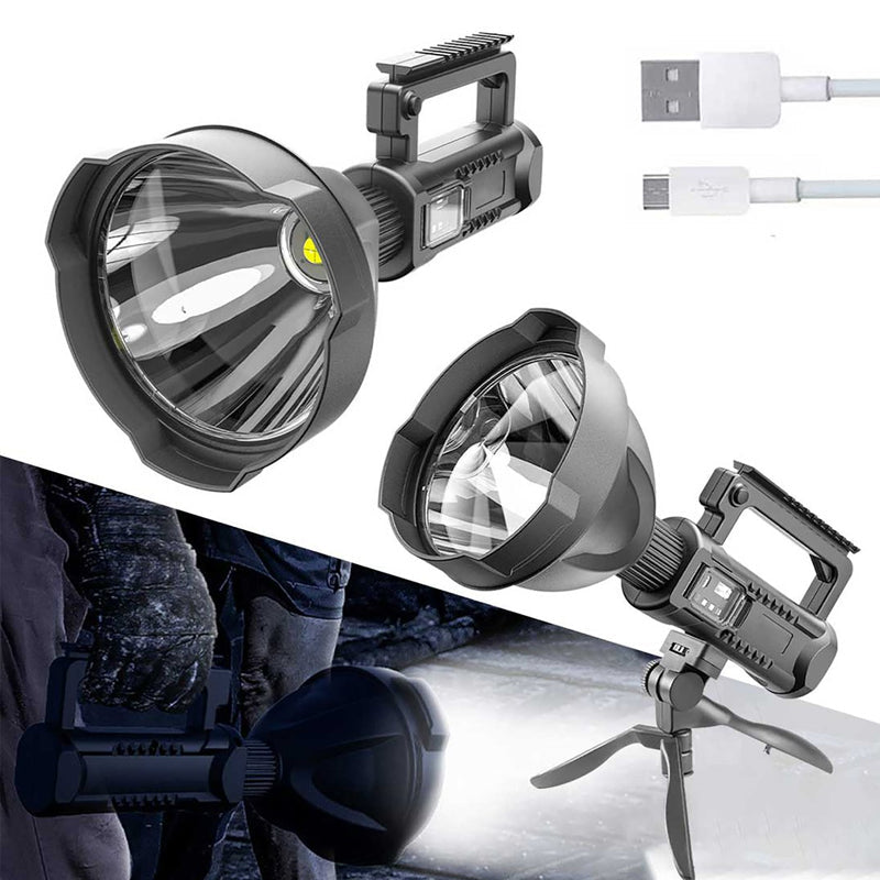 "Svart handhållen LED-ficklampa för utomhusbruk, 90000 lumens, IPX5, på träbänk, perfekt för nattvandring och camping."