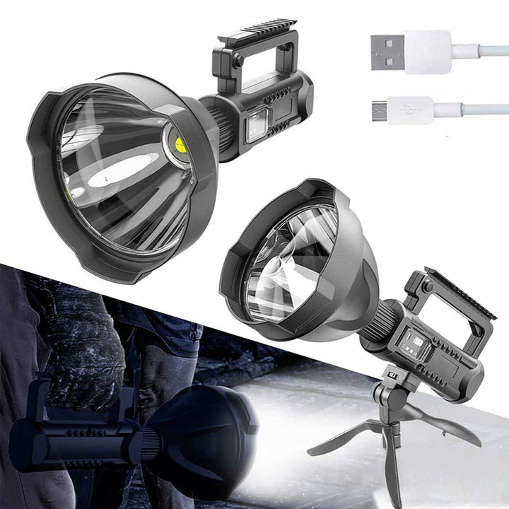 "Svart handhållen LED-ficklampa för utomhusbruk, 90000 lumens, IPX5, på träbänk, perfekt för nattvandring och camping."