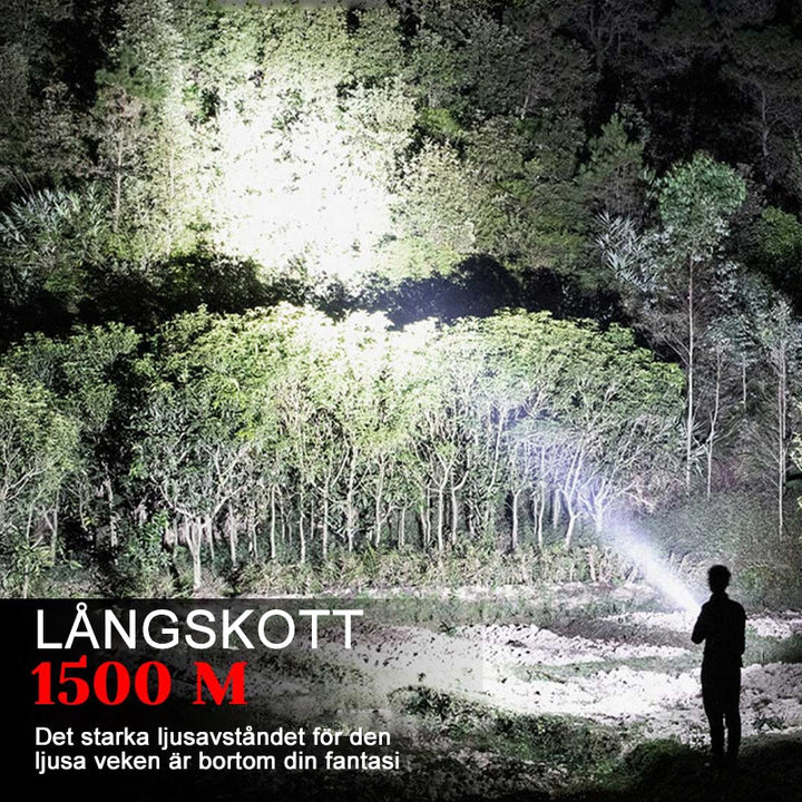 "Svart handhållen LED-ficklampa för utomhusbruk, 90000 lumens, IPX5, på träbänk, perfekt för nattvandring och camping."