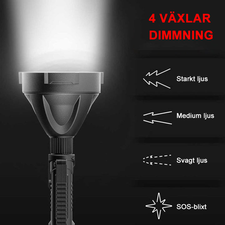 "Svart handhållen LED-ficklampa för utomhusbruk, 90000 lumens, IPX5, på träbänk, perfekt för nattvandring och camping."