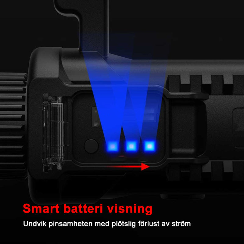 "Svart handhållen LED-ficklampa för utomhusbruk, 90000 lumens, IPX5, på träbänk, perfekt för nattvandring och camping."