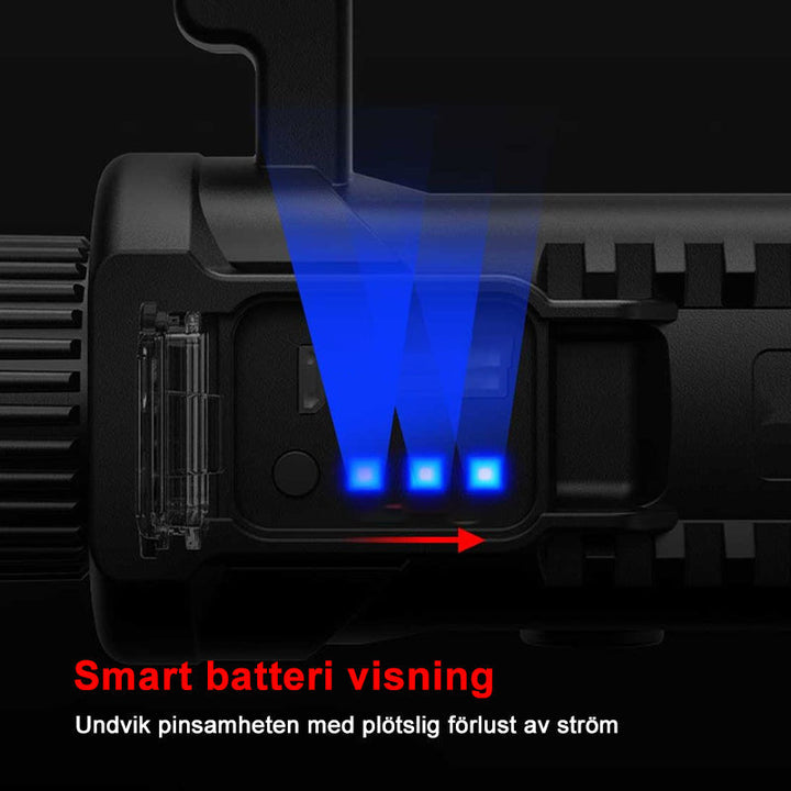 "Svart handhållen LED-ficklampa för utomhusbruk, 90000 lumens, IPX5, på träbänk, perfekt för nattvandring och camping."