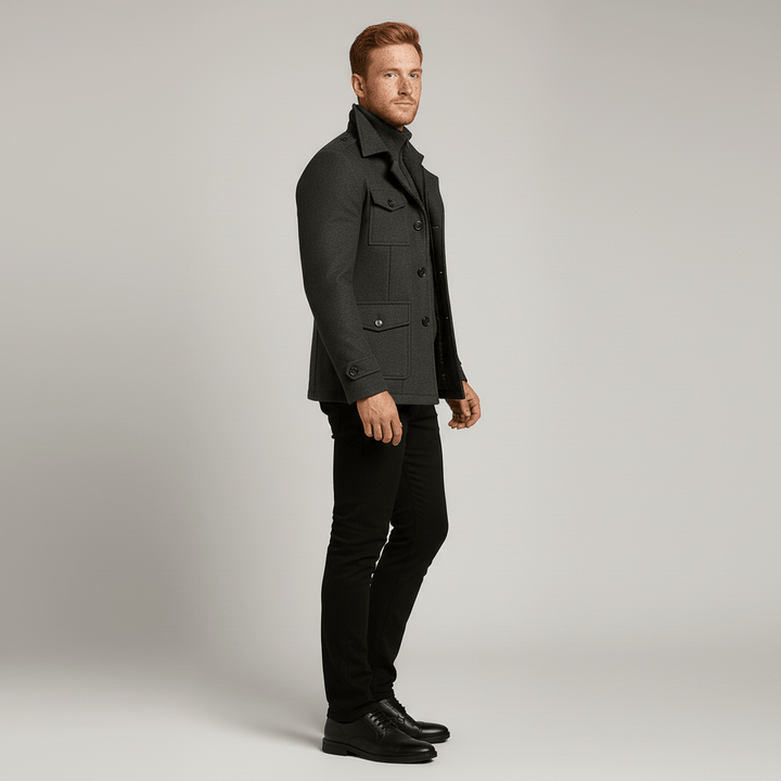 Svart slimfit höst- och vinterkappa för herr, modell Ethan, med modern design och ståkrage.