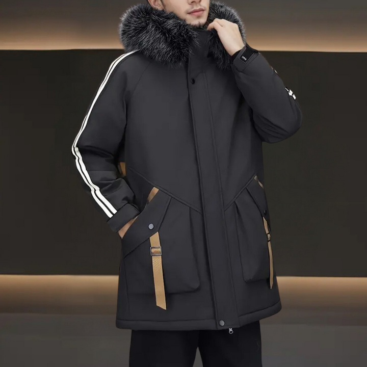 Man bär en snygg svart herrparka. Varm och stilren vinterjacka för utomhusbruk i kyla.