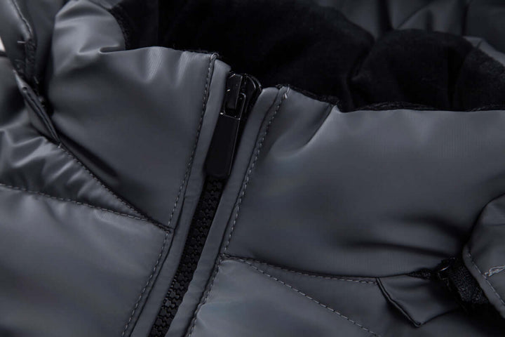 Modern svart hoodiejacka för män, perfekt som avslappnad vardagsjacka eller ytterplagg.