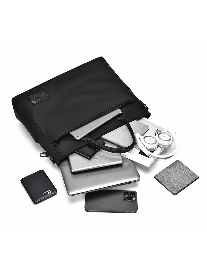 Funktionell datorväska KangarooBag. Smart designad svart laptopväska med fack för jobb & skola.