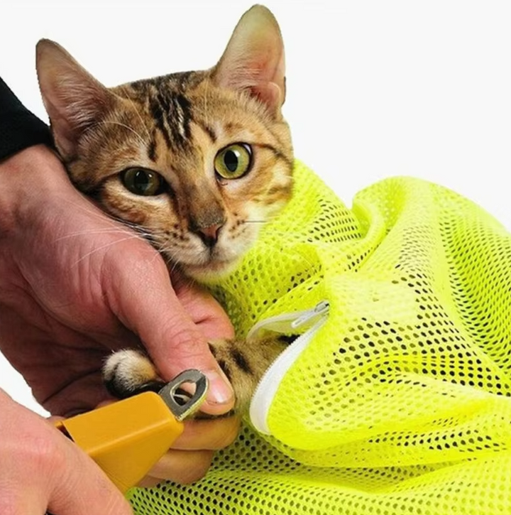 Svart kattvårdssäck för säker badning och kloklippning av katter. Nätmaterial underlättar djurvård.