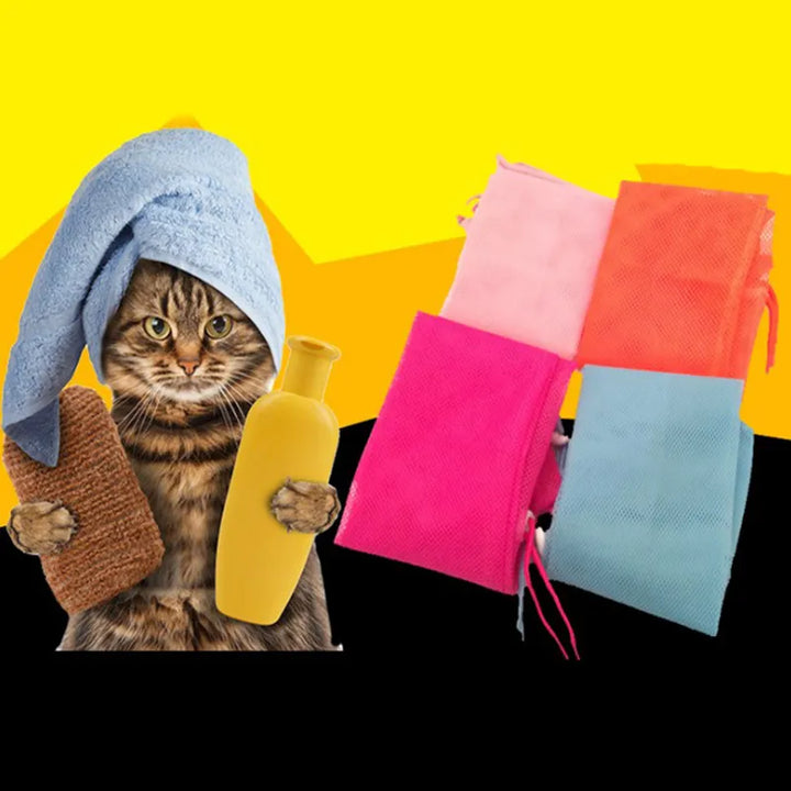 Trygg kattbadsäck i nätmaterial för stressfri kloklippning och bad. Enkel hantering vid kattvård.