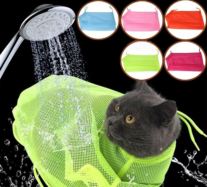 Kattbadsäck i hållbart nätmaterial, perfekt för säker och lugnande katttvätt. Oumbärligt djurvårdsredskap.